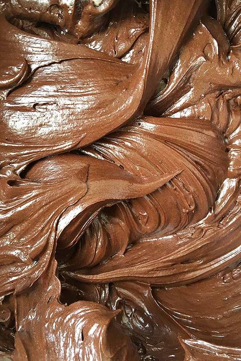 The Best Old-Fashioned Cocoa Fudge Frosting | Foodal.com Ball Desserts, Fondant Recipes, Cocoa Fudge, Chocolate Icing Recipes, Frost Cupcakes, Fudge Icing, Cake Pumpkin, Fondant Tips, Recipes Fruit