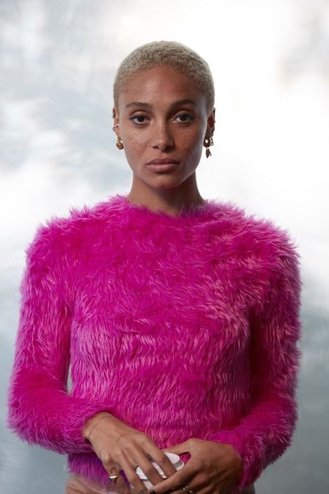 Adwoa Aboah Hair, Blue Eyeshadow Looks Black Women, Yellow And Blue Eyeshadow, Eyeshadow Looks Black Women, Short Platinum Hair, Adwoa Aboah, Blue Eyeshadow Looks, Blue Quince, Cute Eyeshadow Looks