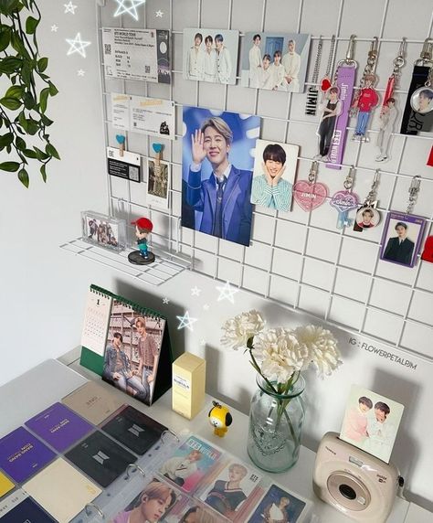 Wall Grid Kpop, Kpop Picket Deco, Grid Wall Decor Kpop, Kpop Stationary Desk, Room Ideas Aesthetic Anime And Kpop, Wallpaper Decor Bedroom, Army Decor, Kpop Diy, Aesthetic Room Ideas