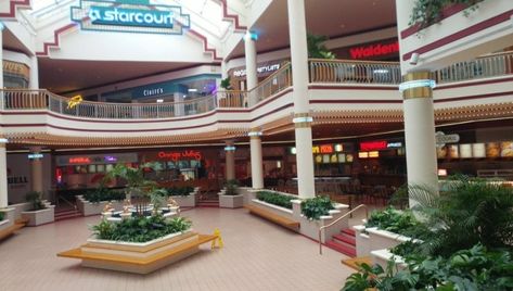 Stranger Things Setting, Starcourt Mall, 80s House, Vintage Mall, Stranger Things Season 3, Stranger Things Aesthetic, Stranger Things Season, Something Beautiful, Shopping Mall