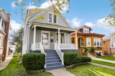 American Neighborhood Houses, Chicago Suburbs Houses, American Neighbourhood, American Neighborhood, Small House Exterior, Living Naturally, Granny Pods, Nice Houses, Chicago House