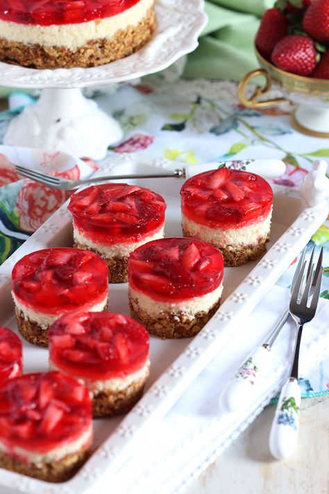 Pretzel Salad Recipe, Strawberry Pretzel Salad Recipe, Pizza Fruit, Strawberry Pretzel Salad, Mini Cheesecake Recipes, Pretzel Salad, Strawberry Pretzel, Dessert Aux Fruits, Mini Cheesecakes