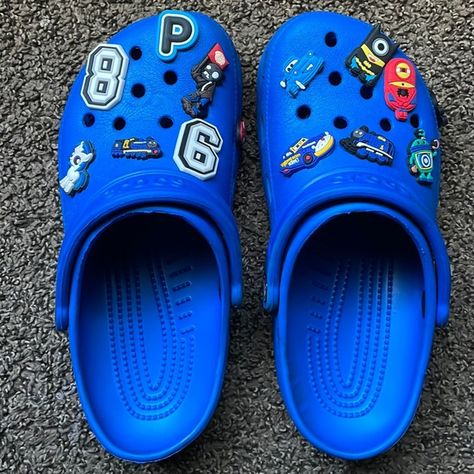 Dark blue crocs Blue Crocs With Charms, Blue Crocs Aesthetic, Blue Crocs Outfit, Crocks Outfits, Dark Blue Crocs, Aesthetic Crocs, Nice Slippers, Cool Crocs, Crocs With Jibbitz