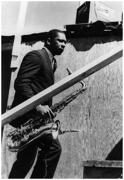 John Coltrane at the Newport Jazz Festival in Newport, Rhode Island, 1960. (Photo by William Claxton) William Claxton, Arte Jazz, Newport Jazz Festival, Carolina Do Norte, A Love Supreme, John Coltrane, Free Jazz, Jazz Artists, Louis Armstrong