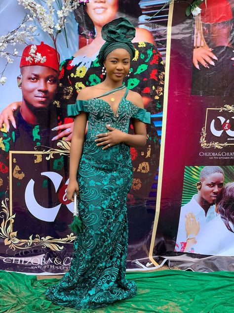 Emerald green lace style Emerald Green Asoebi, Green Asoebi, Asoebi Dress, Asoebi Style, Emerald Green Lace, Asoebi Styles, Lace Fashion, Green Lace, Emerald Green