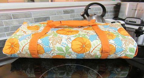 Casserole Carrier Bag Tutorial Casserole Carrying Case Pattern, Casserole Carrier Pattern, Kitchen Sewing, Carrier Pattern, Fall Leaf Decor, Thanksgiving Placemats, Casserole Carrier, Thanksgiving Pillows, Patch Pillow