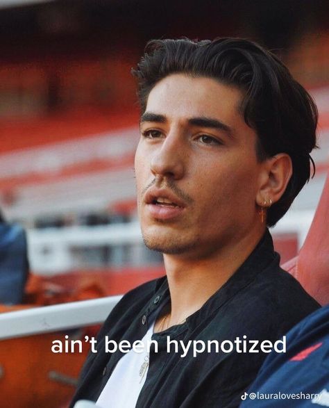 Soccer Guy Haircut, Hector Bellerin Hair, Hector Bellerin Wallpaper, Hector Bellerin Style, Hector Bellerin, Mens Hairstyles Thick Hair, Men Haircut Styles, Soccer Guys, Corte De Cabelo Masculino