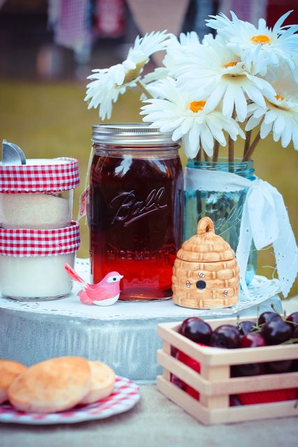 Tea Birthday Party Ideas, Country Tea Party, Tea Party Birthday Party, Fancy Farm, Bday Celebration, Birthday Tea Party, Entertaining Tips, Picnic Theme, Farm Cake