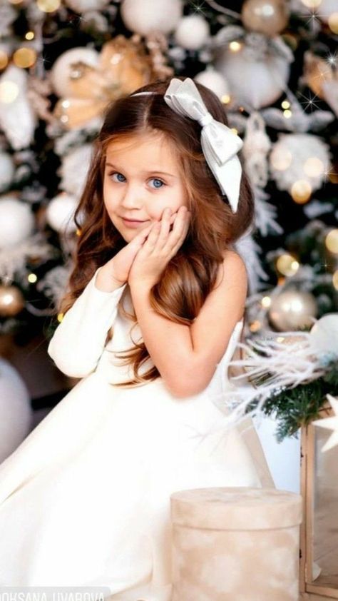 Vintage Christmas Photoshoot, Christmas Photoshoot Family, Photoshoot Looks, Christmas Tree Photoshoot, Christmas Photoshoot Kids, Photoshoot Clothes, Daughter Photo Ideas, New Year Photoshoot, Christmas Pictures Outfits