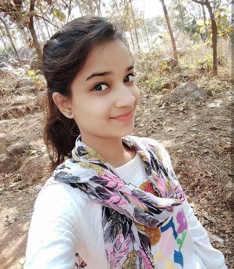 3,105 Likes, 95 Comments - Tulsi (@tulsi_rathod_9) on Instagram Selfie Poses Ideas, Hot Dp, Play Hacks, Sweet Lips, Hand Pic, Village Girl, Female Avatar, Pose Style, Girl Hand