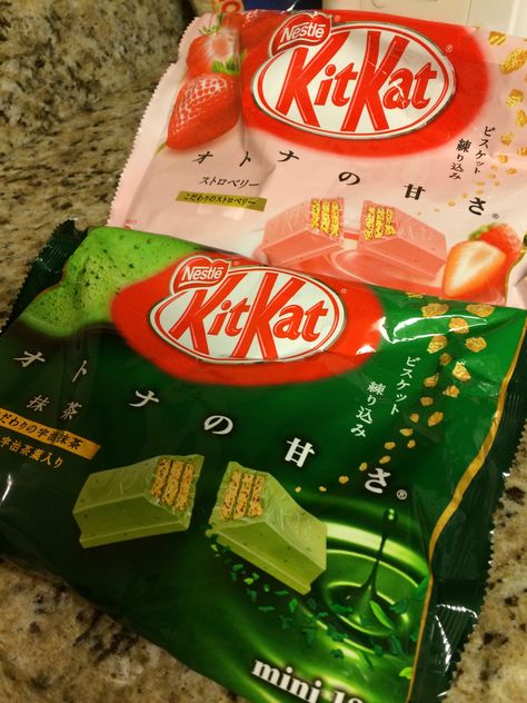 Strawberry and Green Tea Kit Kat 😋 Kit Kat Aesthetic, Kitkat Green Tea, Kitkat Japan, Matcha Kit Kat, Green Tea Kit Kat, Kitkat Flavors Japan, Kit Kat, Matcha Latte, Sweet Desserts