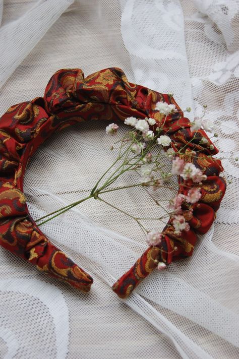 #handmade #upcycle #headband #vintage #vintagefashion Flower Hairband, Upcycle Diy, Headband Vintage, Silk Headband, Fabric Headbands, Recycled Fabric, Headpiece, Recycling, Vintage Fashion