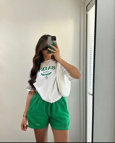 Outfit For Short Girl, Green Shorts Outfit, Summer Sports Outfits, Chubby Girl Outfits, Green Writing, White Outfits For Women, Shorts Outfits Women, Look Short, Shorts Outfits