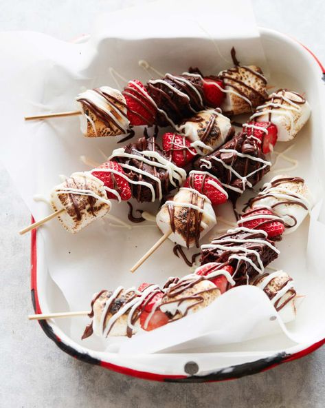 Strawberry Brownie Skewers | Cupcakes & Cashmere Mini Fruit Kabobs Skewers, Brownie Skewers, Strawberry Brownie, Dessert Kabobs, Dessert Skewers, Cute Breakfast Ideas, Cherry Bread, Strawberry Brownies, Whats Gaby Cooking