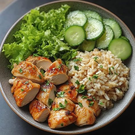 Grilled Chicken And Brown Rice, Grilled Chicken With Rice, Chicken Rice Bowl, Chicken With Rice, Plats Healthy, Bowl Ingredients, Grilled Chicken Breast, Healthy Food Menu, Healthy Food Inspiration