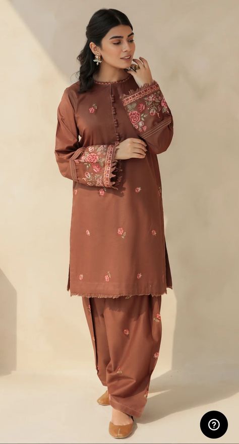 Winter Suit Design, Kashmiri Suits, Simple Dress Casual, Winter Suits, Indian Designer Suits, Desi Fits, Winter Suit, Salwar Kamiz, Casual Indian Fashion