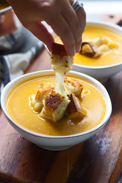 Ummmmm- yes please. Butternut squash, apple cider and sharp cheddar soup with grilled cheese croutons Cheddar Grilled Cheese, Croutons Recipe, Butternut Squash Apple, Grilled Cheese Croutons, Garlic Cheddar, Cheese Croutons, Veggie Broth, For Keeps, Cheesy Bread