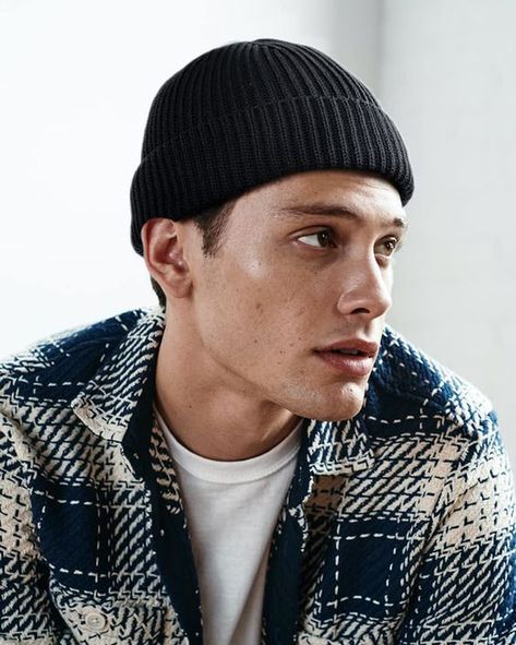 It's better than I thought but it's good to carry it and it's good without a gas place : Man With Beanie, Mens Fashion Retro, Casual Plaid Shirt, Banks Journal, Popular Hats, Fashion Outerwear, Mens Beanie, Traje Casual, Knit Fashion