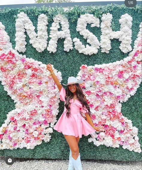 Nashville Tennessee Shopping, Nashville Murals Poses, All Pink Nashville Outfit, Nashville Photo Spots, Nashville Instagram Pictures, 21st Birthday In Nashville, Nashville Birthday Outfit, Nashville Picture Ideas, Pink Western Outfit