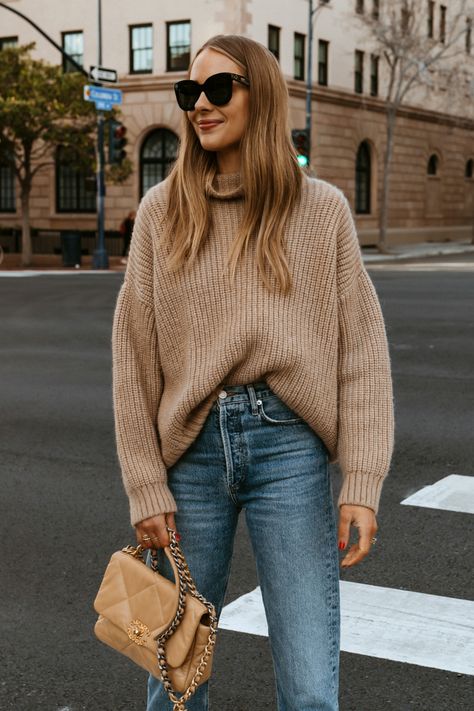 Beige Sweater Outfit Fall, Chanel 19 Beige Outfit, Oatmeal Turtleneck Outfit, Tan Sweater Jeans Outfit, Tan Jumper Outfit, Tan Handbag Outfit, Oversized Beige Sweater Outfit, Outfit Pull Beige, Beige Handbag Outfit