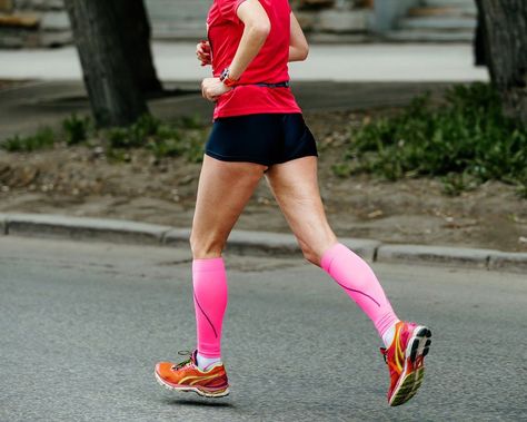 Why I Wear Compression Socks (And You Should, Too) - Compression socks are no longer just for old ladies. Here's why more and more athletes are wearing them ... and why you may want to, too. Compression Pants Women, Sports Compression Socks, Moisture Wicking Socks, Endurance Workout, Poor Circulation, Run Runner, Sock Outfits, Runner Girl, Calf Muscles