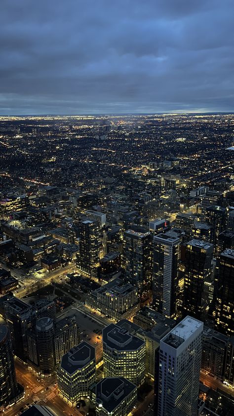 toronto cn tower vue de nuit city at night vision board destination voyage printemps challenge vue aesthetic panoramic photography idée photo destination canada Toronto Aesthetic Winter, Downtown Toronto Aesthetic, Toronto Canada Aesthetic, Canada Wallpaper, Toronto Aesthetic, Canada Aesthetic, Toronto Summer, Toronto Pictures, America Aesthetic