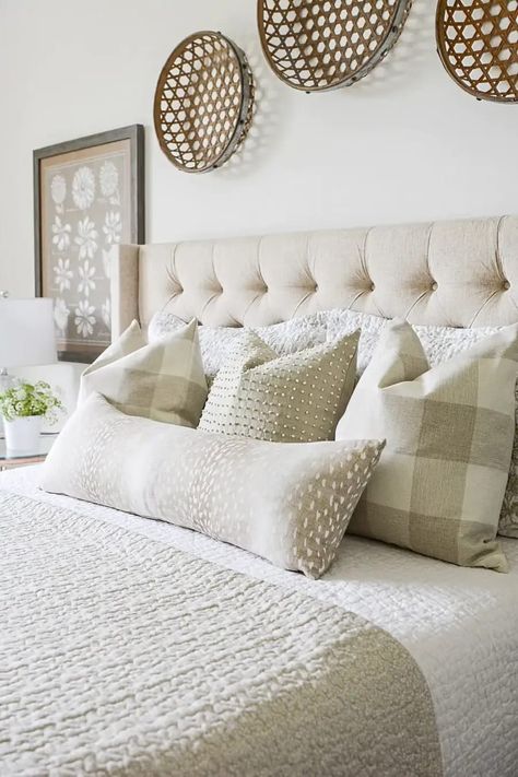 We all love home tours. Here's a summer bedroom tour with lots of ideas you can use to decorate the bedrooms in your home? Layered Bedding Ideas, Bed Pillow Arrangement, Pillows Crochet, Bedroom Tour, Summer Bedroom, Euro Pillows, Neutral Bedding, Home Decor Living Room, Master Bedding