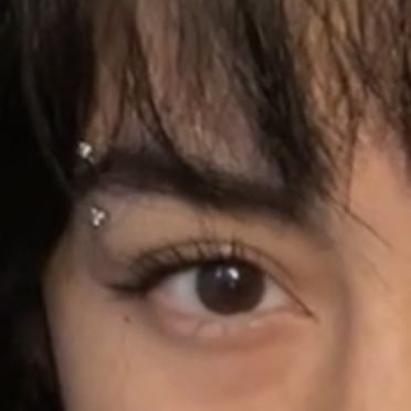 Eyebrow Piercings Aesthetic, Aesthetic Eyebrow Piercing, Anti Eyebrow Piercing Aesthetic, Piercings Aesthetic Face, Cute Eyebrow Piercing, Facial Piercings Aesthetic, Cute Piercings Face, Lip Piercings Aesthetic, Cute Face Piercings