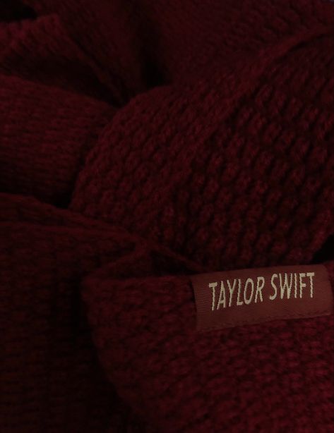 Red Scarf Aesthetic, All Too Well Red Scarf, Taylor Swift Scarf, All Too Well Scarf, Scarlett Core, All Too Well Aesthetic, Red Scarf Girl, Halloween Outfits Casual, Outdoor Halloween Decorating