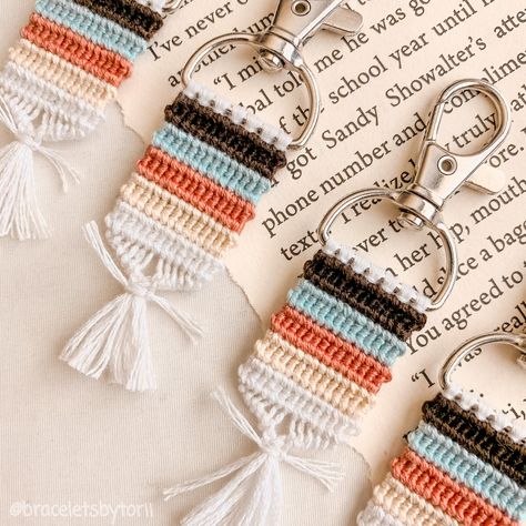 Diy Keychain Embroidery Floss, Keychain With Embroidery Floss, Golf Friendship Bracelet Pattern, Things To Do With Embroidery Floss, String Keychain Patterns, Friendship Bracelet Keychain Pattern, Crafts With Embroidery Floss, String Keychain Diy, Embroidery Floss Keychain