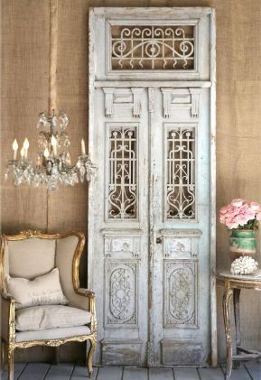 Charming vintage shabby decor Arsitektur Kolonial, Shabby Chic Decorating, Vintage Home Accessories, Decoration Shabby, Antique Doors, Hus Inspiration, Antique Iron, Old Doors, Cool Ideas