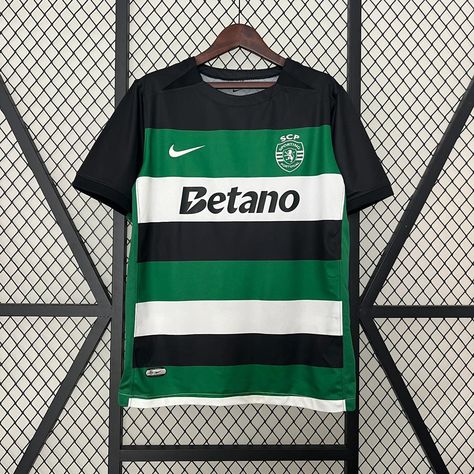 Camisola Sporting Principal 24/25 ⚽️ Disponibilidade: S, M, L, XL, XXL 👕 Personalização：+2€ Envios para todo o país 🇵🇹 30€ 💰 Para mais informações, contacte. Visite-nos em elevenshirts.pt Sporting Lisbon, Real Zaragoza, Alessandro Del Piero, Oxford United, Blackburn Rovers, Cardiff City, Football Fashion, Wayne Rooney, Stoke City