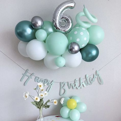 Mini Garland Balloon, Mini Balloon Garland, Flower Balloons Diy, Baloon Garland, Birthday Board Diy, Birthday Decorations At Home, Mini Garland, Simple Birthday Party, Birthday Room Decorations