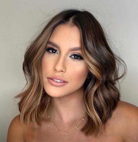 Wavy Brown Lob with Face-Framing Highlights Medium Curly Haircuts, Collarbone Length Hair, Medium Length Hairstyles, Textured Curly Hair, Short Brown Hair, Brown Hair Balayage, Midlength Haircuts, Shoulder Length Hair Cuts, Medium Hair Cuts