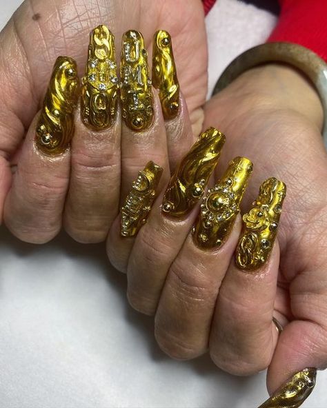 Nails Dramatic, Nails With Gold Charms, Gold Nail Inspiration, Gold Leaf Nails, Bejeweled Nails, Dramatic Nails, Maximalist Nails, Textured Nails, Leaf Nails