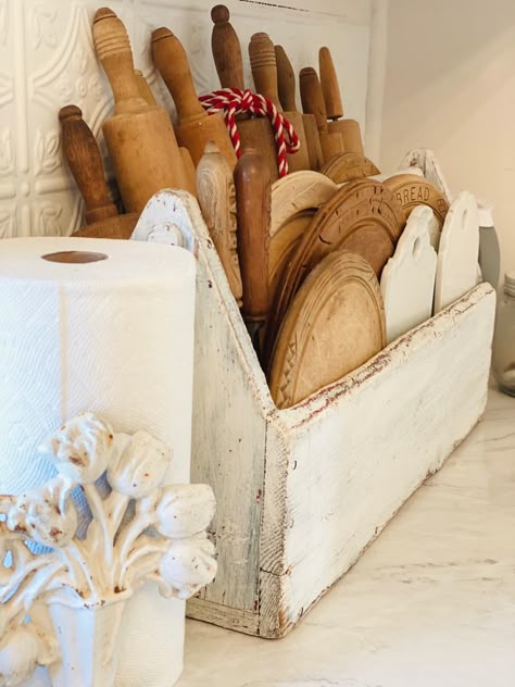 Vintage Floating Shelves Kitchen, Diy Country Decor Ideas For The Home, Vintage Country Kitchen Farmhouse Style, Farmhouse Spice Storage, Wooden Rolling Pin Display, Home Neccesities List, White French Kitchen Ideas, Vintage Farmhouse Style Kitchen, Farmhouse Display Ideas