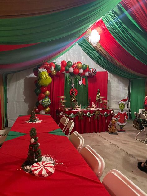 Christmas Decor Ideas Party Table, Christmas Party Tables, Family Christmas Party Ideas Decor, Christmas Decor Ideas Party, Grinch Table Decorations, Grinch Centerpiece Ideas, Small Christmas Party Ideas, Grinch Baby Shower Ideas, Christmas Party Ideas Decorations