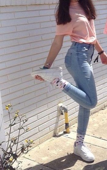 Pale pink t-shirt, high-waisted light wash skinny jeans, white sneakers Pink Tshirt Outfit, Jeans White Sneakers, Baggy Shirt, Full Sleeve Tshirt, Light Jeans, Classy Photography, Pink T Shirt, Light Blue Jeans, Pink Tee