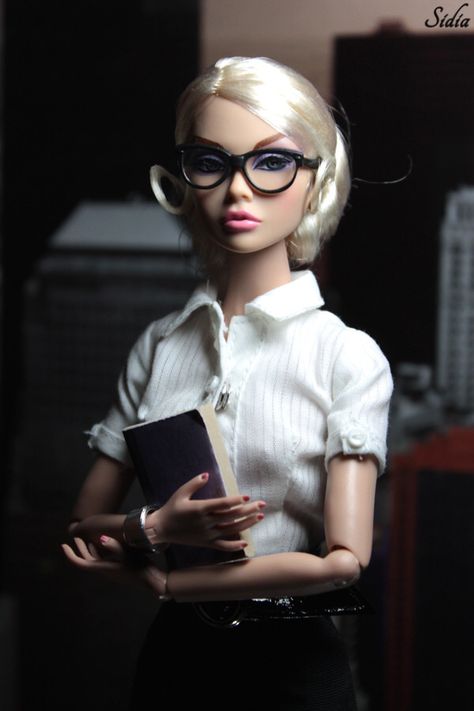 A new lawyer in town.... Lawyer Barbie, Barbie Halloween Costume, That Poppy, Barbie Halloween, Lawyer Outfit, Poppy Parker Dolls, Doll Wardrobe, Barbie Life, Fashion Royalty Dolls