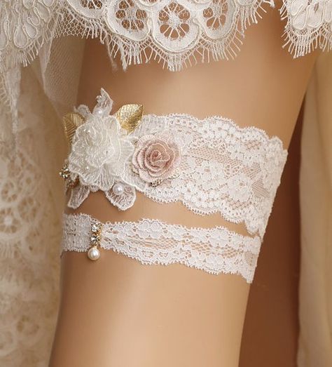 Una boda tiene sus momentos especiales y para que no falte nada, te dejamos estos 6 ligueros para sorprender a tu chico en la noche de bodas. Lace Garter Set, Wedding Garter Lace, Bride Lingerie, Bridal Garters Set, Motifs Perler, Wedding Garter Set, Lace Garter, Bride Accessories, Bridal Garter