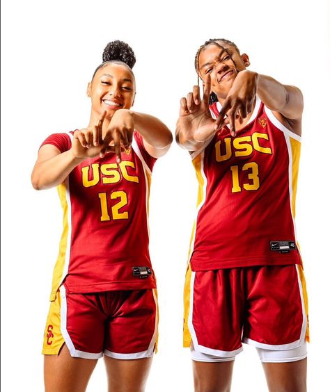 Basketball Duo Poses, Basketball Pictures Poses Duo, Duo Basketball Media Day Poses, Womens Basketball Media Day Poses, Duo Photos, Women’s Basketball Media Day, Basketball Tutorial, Soccer Poses, Ucla Womens Basketball