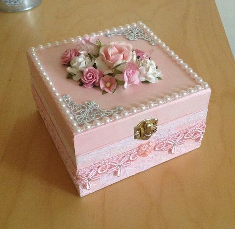 Handmade shabby chic trinket box.....(sweeeet...i love the contrast in details against the wood.)... Shabby Chic Boxes, Shabby Chic Decorating, Kraf Kertas, Decoration Shabby, Quilled Creations, Shabby Chic Living, Shabby Chic Living Room, Decor Shabby Chic, Shabby Chic Interiors