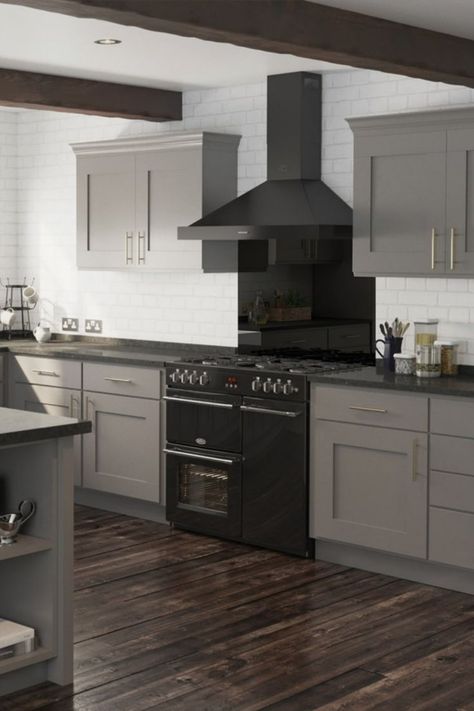 Cook anything your heart desires with this impressive range cooker from Belling! Made on British soil, this cooker is packed with features and comes in many different shapes and styles. If you love black appliances, this one from Belling is a perfect choice! Cooker Splashback Ideas, Belling Range Cooker, Range Cooker Kitchen, Farmhouse Range, Black Range Cooker, Black Cooker, Range Hood Cover, Gas Range Cookers, Induction Range Cooker