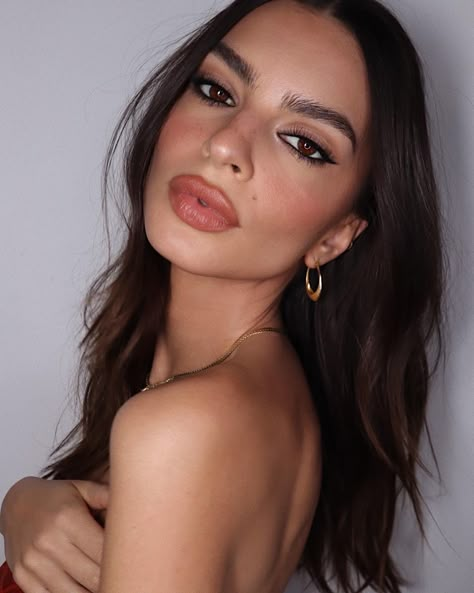 Makeup Inspo Natural Eyeliner, Emrata Lips, Emily Ratajkowski Makeup, Ratajkowski Style, Really Curly Hair, Emily Ratajkowski Style, Haircut Tip, Thick Hair Cuts, Low Maintenance Haircut