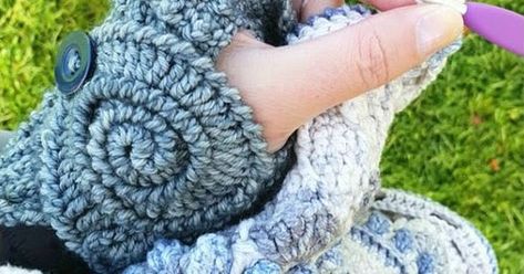 Ammonite Crochet Pattern Free, Wrist Warmers Crochet Pattern Free, Diy Gloves, Wrist Warmers Crochet, Bun Hat Crochet Pattern, Crochet Pattern Tutorial, Bun Hat, Wrist Warmers, Pattern Tutorial