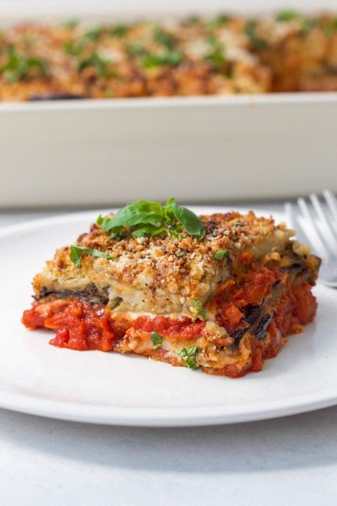 This Paleo Eggplant Parmesan is a healthy twist on the classic Italian dish. It's loaded with layers of tender eggplant, tomato sauce and a cashew based "ricotta" that is all baked in the oven until bubbling. This is a real crowd pleasing dish that no one will even know is Vegan and Whole30! Paleo Eggplant Parmesan, Baked Eggplant Slices, Healthy Eggplant, Eggplant Parmigiana, Eggplant Recipes Parmesan, Grain Free Diet, Traditional Italian Dishes, Healthy Freezer Meals, Homemade Lasagna