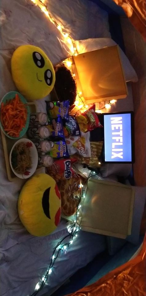 A night with friends. Watch Netflix and chill. Movie Night With Girlfriends, Movie Night Ideas With Friends, Netflix And Chill Aesthetic Night Couple, Soiree Netflix And Chill, Netflix Date Night Aesthetic, Netflix And Chill Aesthetic Couple, Chill With Friends Night, Snap Netflix And Chill, Netflix Night Aesthetic