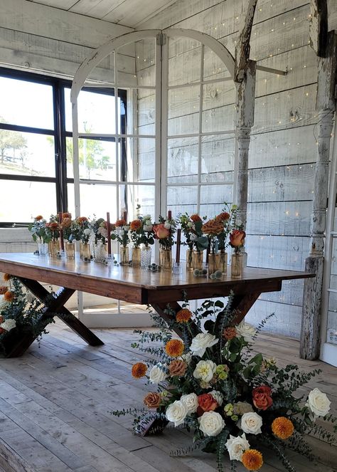 Bud Vase Aisle Decor, Amber Bud Vases Wedding, Fall Bud Vases, Vase Table Decor, Bud Vases Wedding, Bud Vases Arrangements, Bud Vase Centerpiece, Wildflower Centerpieces, Wedding Ides