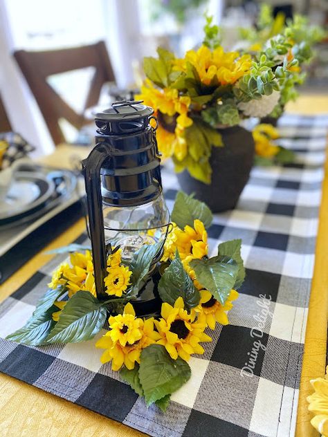 Buffalo Check Tablescape, Tablescapes Autumn, Buffalo Check Table Runner, Black Placemats, Sunflower Kitchen Decor, Sunflower Arrangements, Sunflower Kitchen, Table Decorating, Tafel Decor