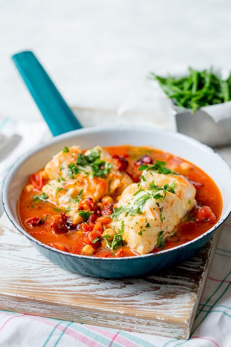 Spanish cod one pot — The Kitchen Alchemist Cod Fish Recipes, Cod Recipes, Fish Dinner, Idee Pasto Sano, Fish Dishes, Seafood Dishes, Main Meals, Chorizo, One Pot